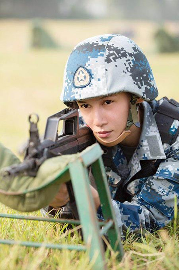 《真正男子汉》女嘉宾现场卸妆 杨幂PK佟丽娅谁更美