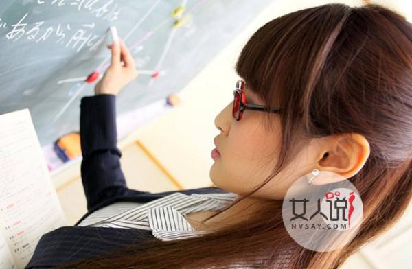 老师教我怎么表白 她竟将我按在床上粗暴夺走我的第一次