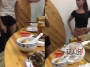 女生赌酒豪爽脱光 愿赌服输裸露巨乳黑森林被看光污炸天