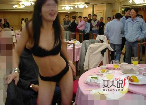 女生赌酒豪爽脱光 愿赌服输裸露巨乳黑森林被看光污炸天