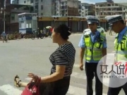 脚踹执法交警被拘 男子反倒欺凌交警被制服上演力量搏斗