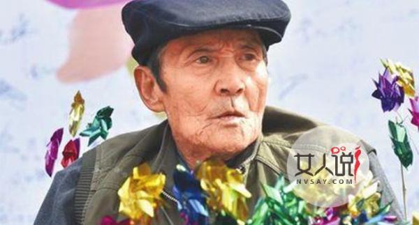 义卖风车捐助学生 老爷爷献爱心送温暖资助学生令人感动