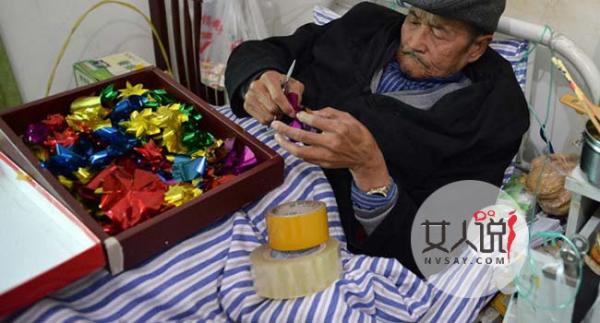 义卖风车捐助学生 老爷爷献爱心送温暖资助学生令人感动