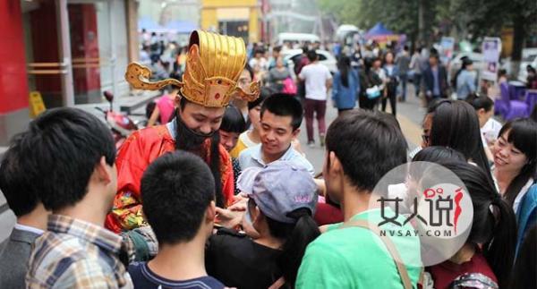 无人机闹市撒红包 路人哄抢红包如蚁窝场面太混乱