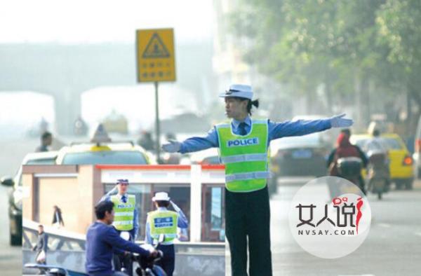 女协警赤脚执勤成红人 被赞城市最美交警