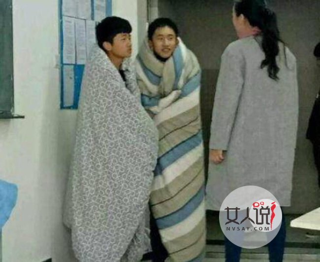 两同学裹被去上课 瞬间变网红成为学校一道靓丽的风景线