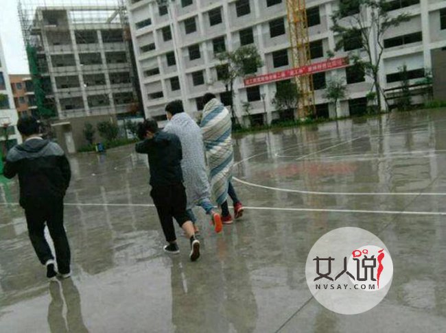两同学裹被去上课 瞬间变网红成为学校一道靓丽的风景线
