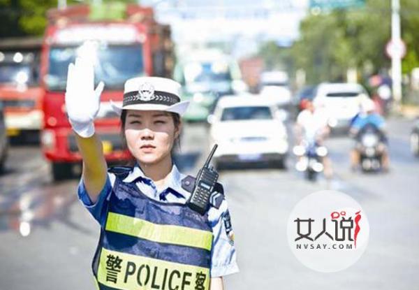 女协警赤脚执勤 寒风中忘我的工作态度引发网民群赞