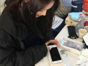 林允变贴膜小妹 素颜清丽网友表示超专业