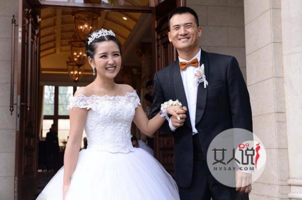 何洁不雅床照曝光 搔首弄姿表情淫荡欲仙欲死污炸天