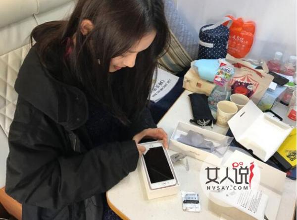 林允变贴膜小妹  为工作人员化身贴膜女王被赞接地气