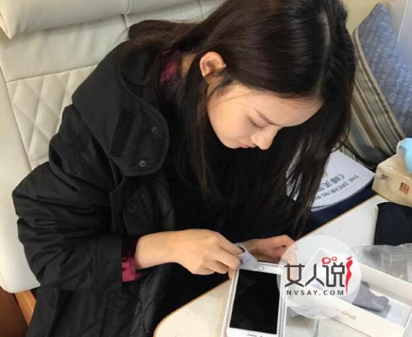 林允变贴膜小妹  为工作人员化身贴膜女王被赞接地气