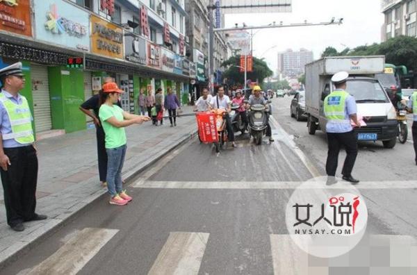 交警背老婆婆过斑马线 扶老携幼传递正能量获网友点赞