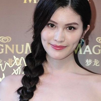 侧编发造型，显现何穗不一样的甜美