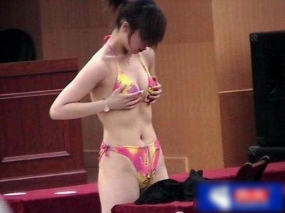 盘点那些换衣服被偷拍的妹纸们 道德何在？