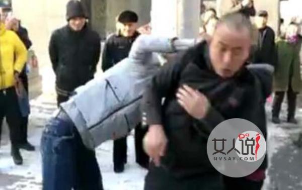 小伙嫌房小打父母 围观路人怒火滔天群殴啃老男太痛快