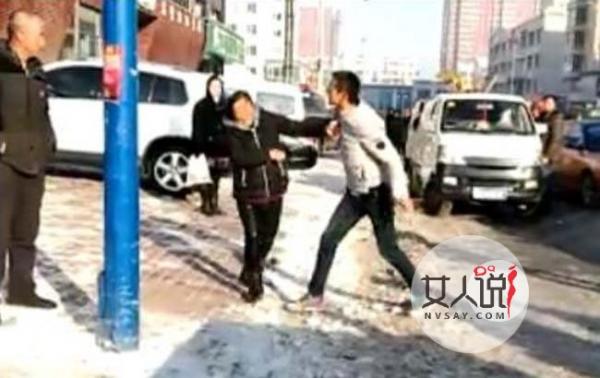 小伙嫌房小打父母 围观路人怒火滔天群殴啃老男太痛快