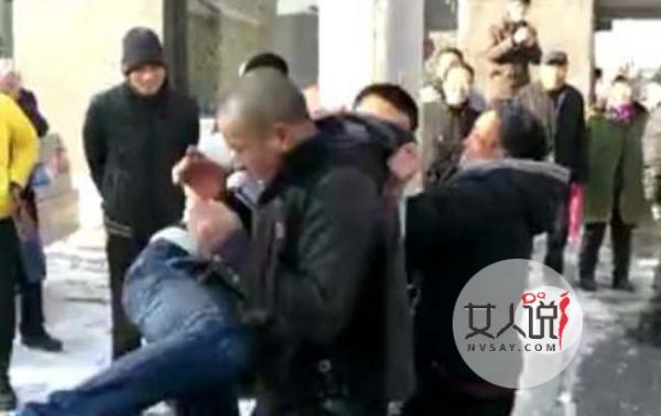 小伙嫌房小打父母 围观路人怒火滔天群殴啃老男太痛快