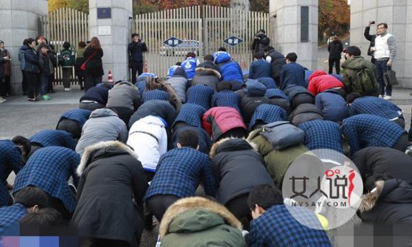 韩国高考下跪加油 呐喊声震耳欲聋场面壮观让人大开眼界