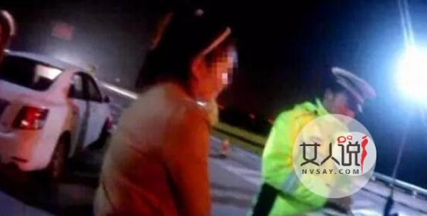 女子当街脱光示威 一丝不挂欲吓退民警放她一马厚颜无耻