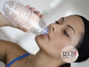 一天喝多少水最好 达人提醒提防水中毒并不是喝越多越好的