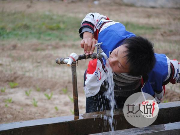 一天喝多少水最好 达人提醒提防水中毒并不是喝越多越好的