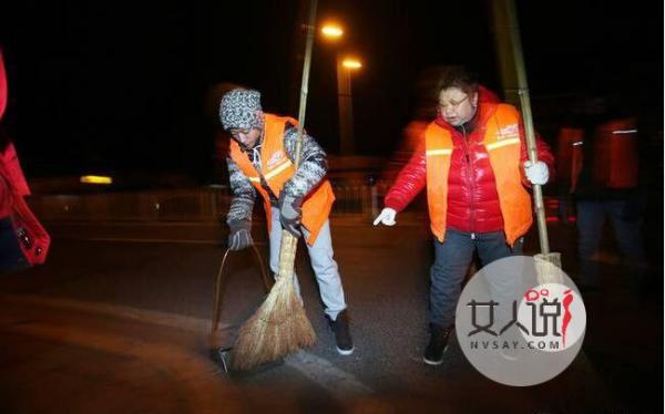 张一山凌晨扫大街 一丝不苟两耳不闻窗外事专心扫地被赞