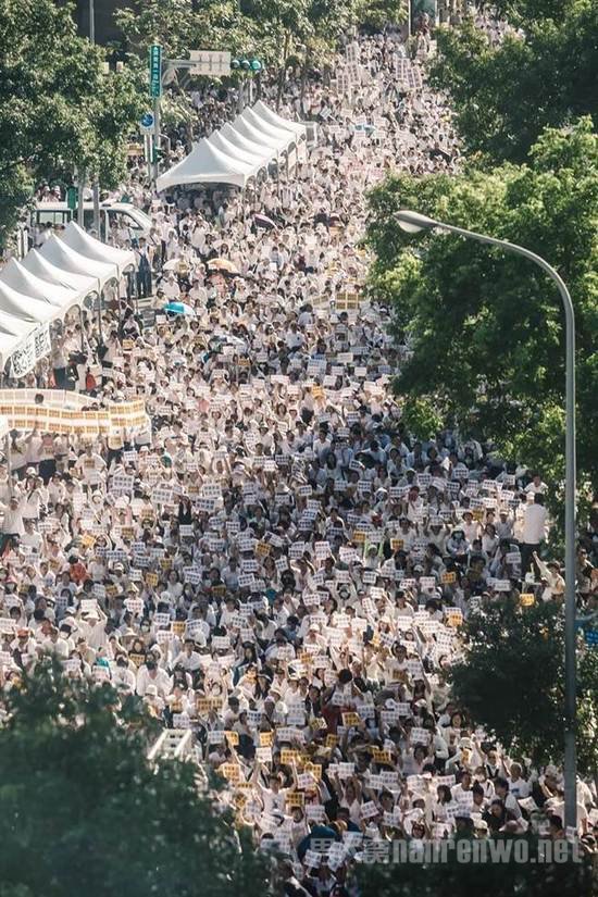 立法院”外的一整条路挤满抗议者