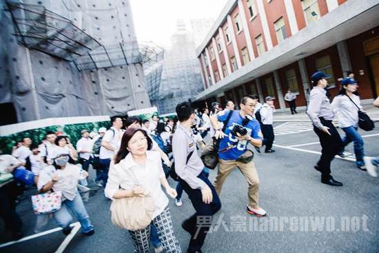 抗议民众冲进“立法院”