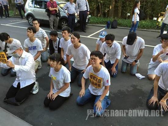 部分人跪在门外，祈求“立委”出来