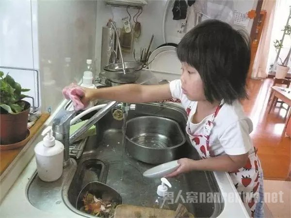 她逼4岁女儿每天做菜