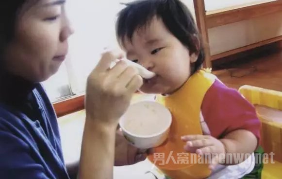 喂女儿吃饭