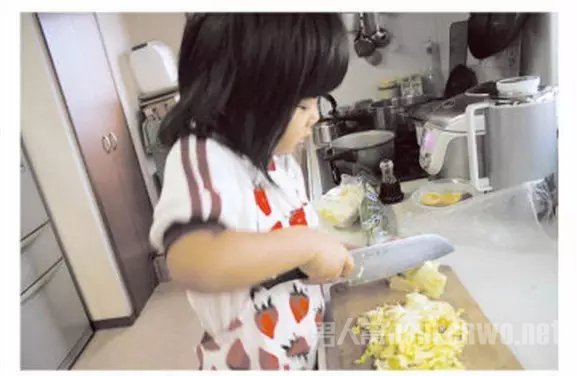 她逼4岁女儿每天做菜