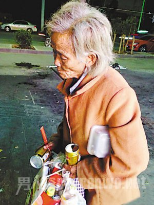 老太太捡破烂解闷