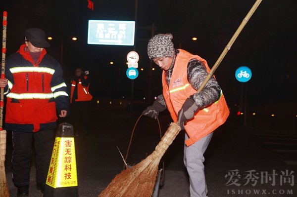 张一山变身环卫工