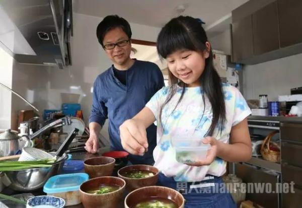 她逼4岁女儿每天做菜