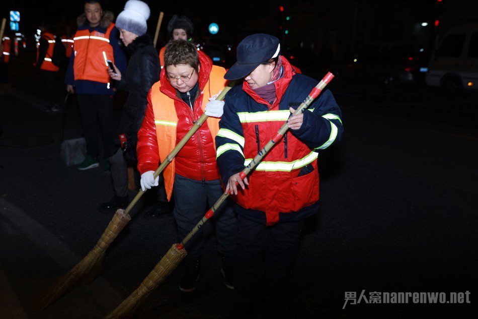 韩红同环卫工人扫大街