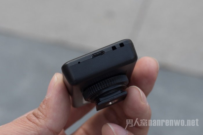 背部的micro USB端口除了连接相机机身之外还可用来充电
