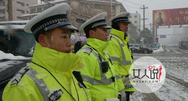 雪中执勤帽子结冰 始终如一坚守前线获赞中国好交警