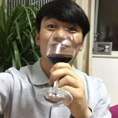 更晒出一张手捧红酒杯的照片