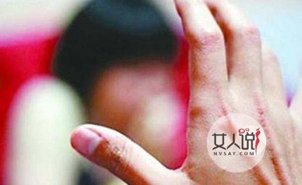 教务主任猥亵女生 对女生上下其手摸胸摸腿逼其发生关系