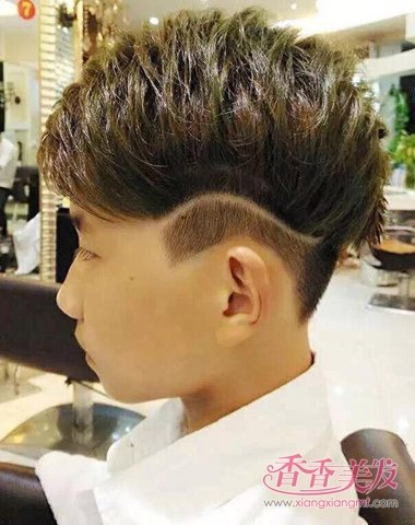 男生如何为自己设计发型 男生两旁刮痕发型