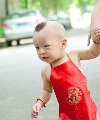 不满一周岁的小男孩适合什么样的发型 小男孩可爱的短发发型设计