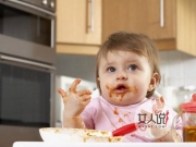 婴儿辅食添加时间表 只需几个月调整把宝宝养成小吃货