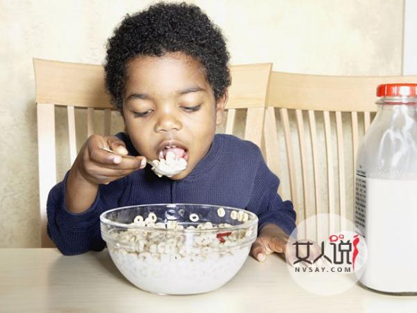 婴儿辅食添加时间表 只需几个月调整把宝宝养成小吃货