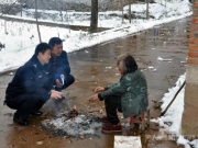 走失老太血流不止在雪地 民警为其烤火穿鞋寻家人