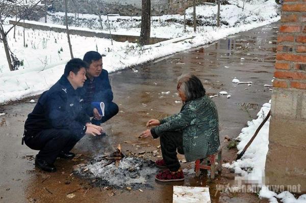 民警为老太烤火