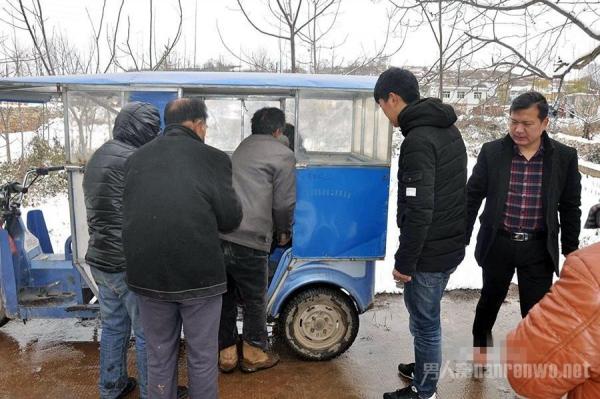 民警送老太上车