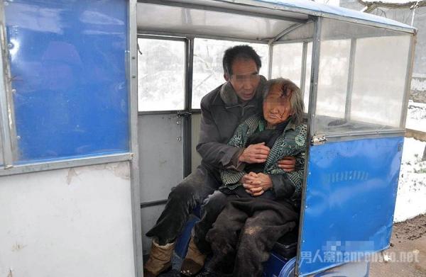 民警照顾老太