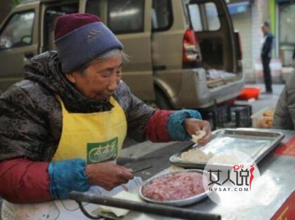 卖馄饨十年不涨价 老奶奶摆摊贱卖馄饨引市民称赞不已